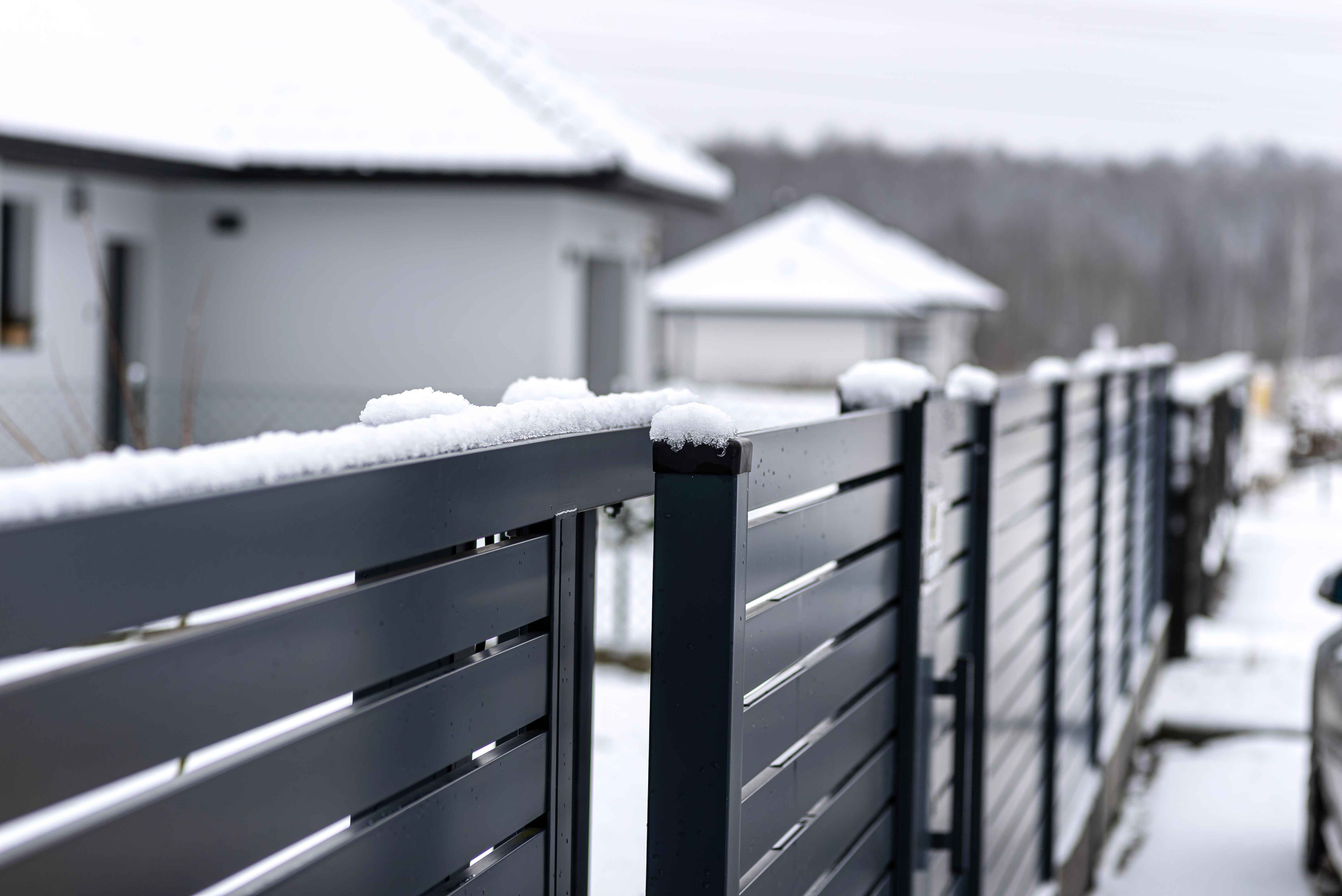 modern-aluminum-panel-fence