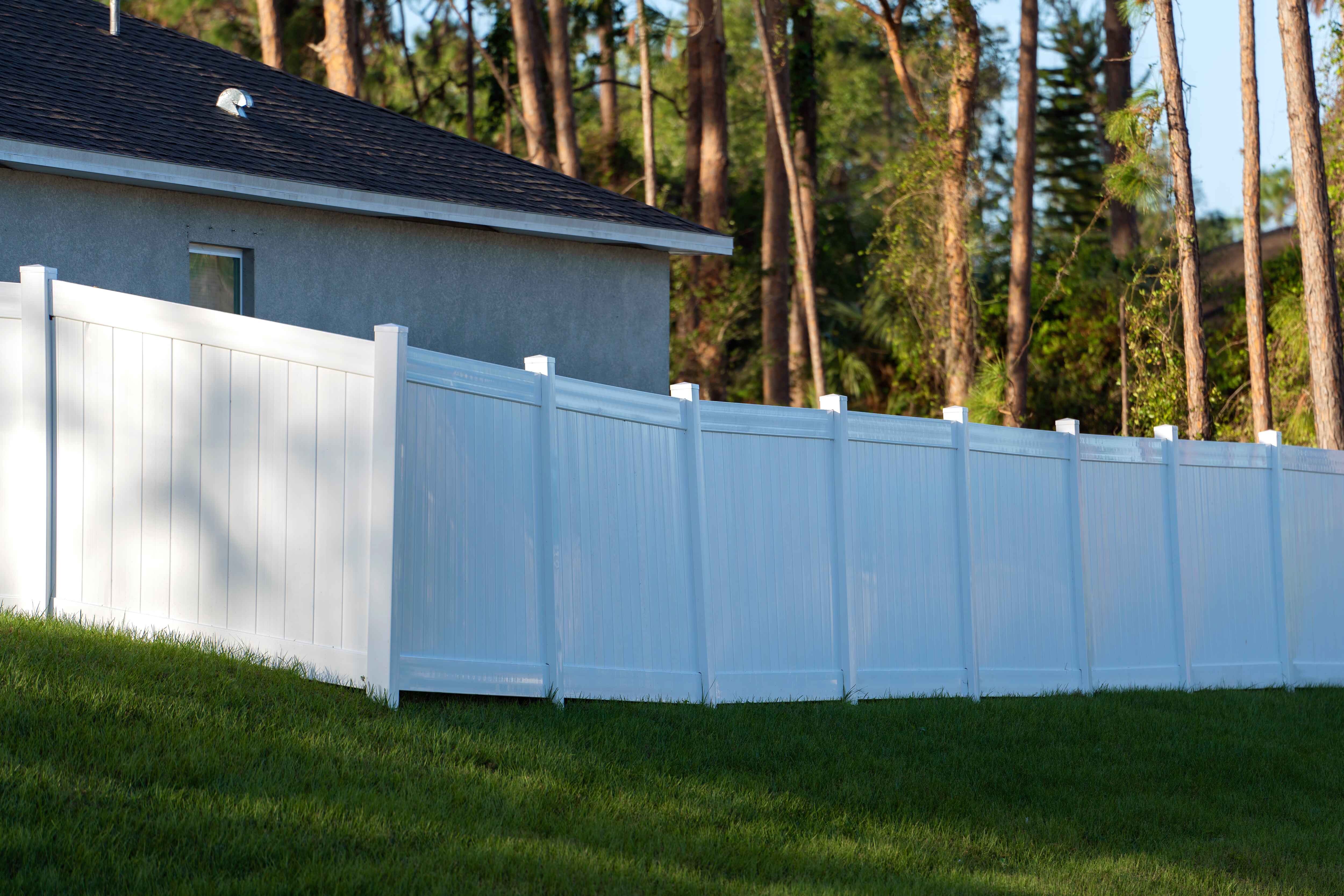 white-plastic-fence-for-back-yard-protection-and